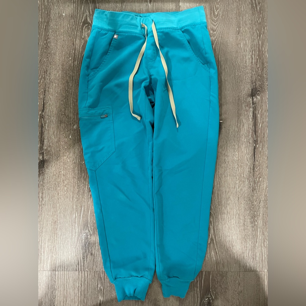 FIGS women’s scrub bottoms in size extra small/petite. Used & in great condition